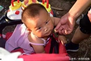 吃瓜妈妈抱女儿,母女情深画面感人