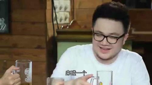 小伙吃瓜被打断,小伙吃瓜被打断引发的热议事件