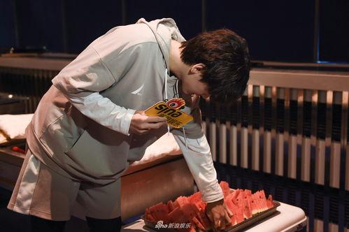 吃瓜少年( ),网络红人的崛起与影响